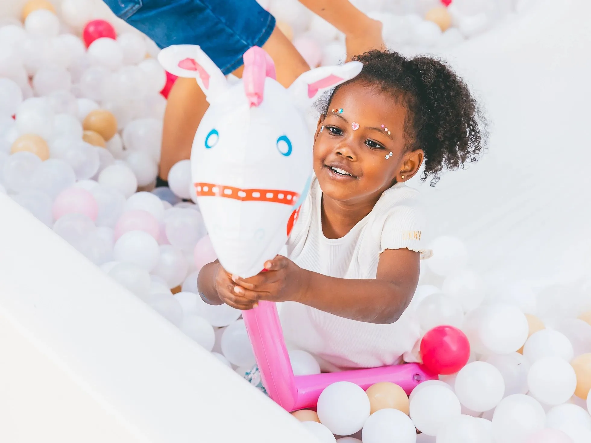 Girl with unicorn toy at Curl Freely event